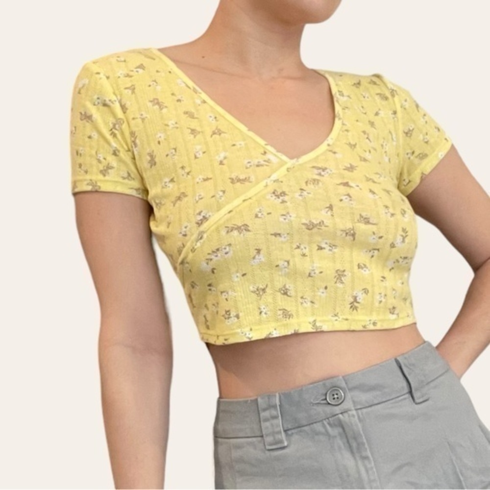 🚨 BUNDLE 5 FOR $20 🚨 SO Butter Ivory Floral Wrap Top Baby Crop Tee 💕